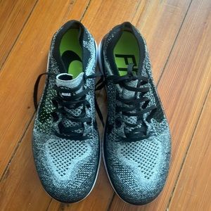Barely worn Nike free en fly knit in size 9 - think the color is Oreo